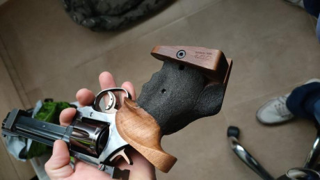 Buenas tardes, busco una cacha que se ajuste mejor a mi mano para revolver Manurhin March, mi talla M, 21