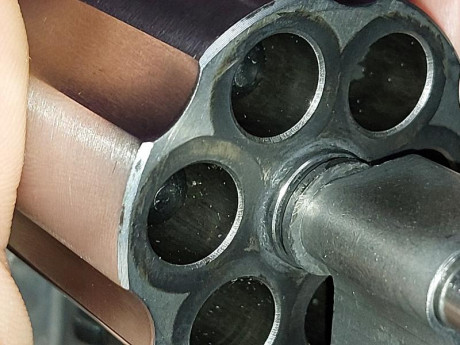 Hola a todos. A ver si alguien que tenga un revolver S&W 686 en 357 magnum me puede indicar las medidas 20