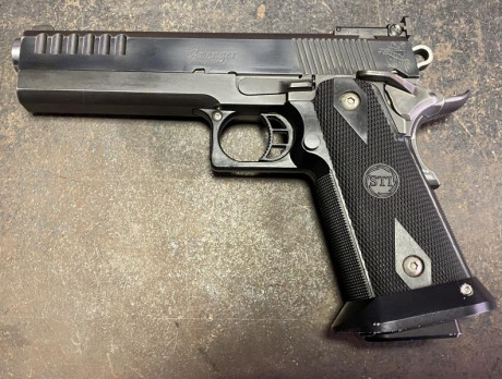Vendo una pistola Nowling Avenger Cal. 9 Pb.

Básicamente es una pistola americana, con Grip y armazón 00