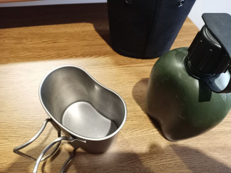 Cantimplora con su funda molle y taza, original del ejercito alemán

20€ ULTIMO PRECIO 02