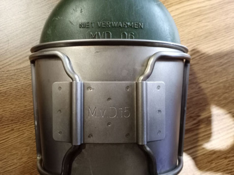 Cantimplora con su funda molle y taza, original del ejercito alemán

20€ ULTIMO PRECIO 01