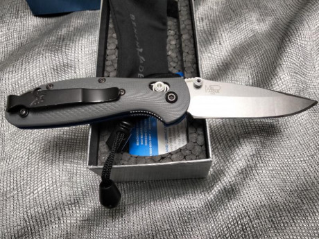 Vendo navaja benchmade griptilian 556-1 sin uso y con caja original y accesorios , esta en Valencia . 01