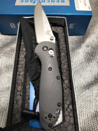 Vendo navaja benchmade griptilian 556-1 sin uso y con caja original y accesorios , esta en Valencia . 00