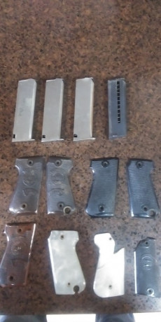 Vendo cargadores de Astra falcon cromados, a 25 la unidad, y cargador del 9 corto de astra 300, 30 euros.
Cachas 02