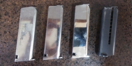 Vendo cargadores de Astra falcon cromados, a 25 la unidad, y cargador del 9 corto de astra 300, 30 euros.
Cachas 01