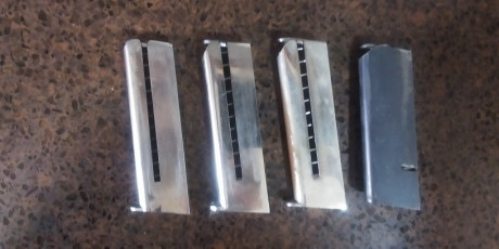 Vendo cargadores de Astra falcon cromados, a 25 la unidad, y cargador del 9 corto de astra 300, 30 euros.
Cachas 10