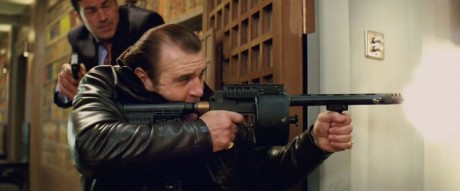 Compañeros,

En vista de las ganas de algunos (Elcafe, Wilcow, Vrakk, etc) por adivinar armas de películas 60