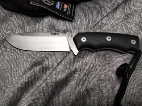 Vendo cuchillo nieto archer , nuevo con caja. Cachas micarta negra con separadores rojos. Esta en Valencia 02