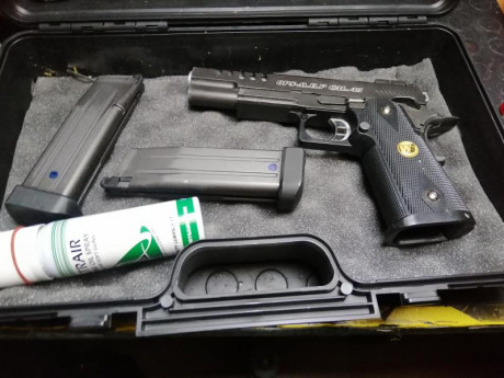 Vendo replica,FULL METAL, pistola HI CAPA 5.1 marca WE con tres cargadores, con desgastes de uso pero 00