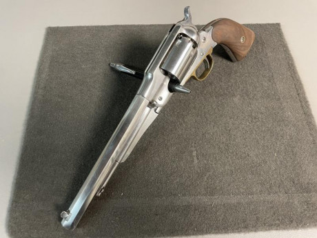 Revolver avancarga cal. 44 uberti acero inoxidable, buen estado, maletin incluido, se encuentra en provincia 02