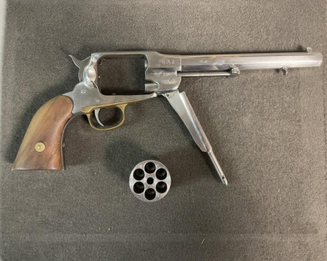 Revolver avancarga cal. 44 uberti acero inoxidable, buen estado, maletin incluido, se encuentra en provincia 00