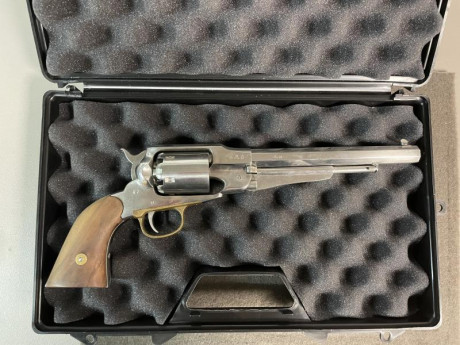 Revolver avancarga cal. 44 uberti acero inoxidable, buen estado, maletin incluido, se encuentra en provincia 10