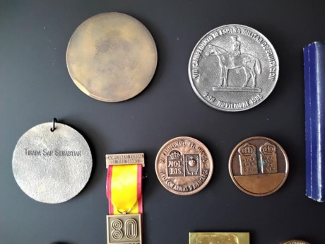 Lote medallas Federación Española de Tiro Olímpico

Lote compuesto de 18 objetos (3 placas y 15 medallas) 22