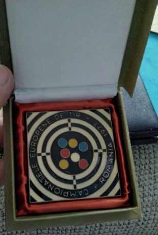 Lote medallas Federación Española de Tiro Olímpico

Lote compuesto de 18 objetos (3 placas y 15 medallas) 42