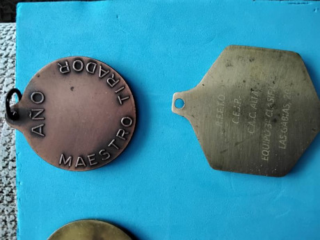 Lote medallas Federación Española de Tiro Olímpico

Lote compuesto de 18 objetos (3 placas y 15 medallas) 40