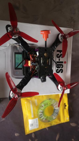 Hola foreros, tengo este dron fpv free stile completo, que incluye el dron, 3 baterías nuevas a estrenar 02
