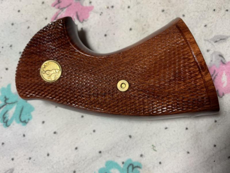Pongo a la venta estas cachas para Colt Python,  80€ puestas en casa del comprador 02