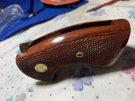 Pongo a la venta estas cachas para Colt Python,  80€ puestas en casa del comprador 00