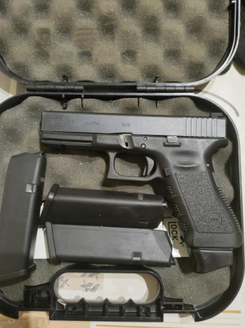 Hola pongo a la venta mi glock 17 de tercera generación en perfecto estado con 4 cargadores alza glock 01