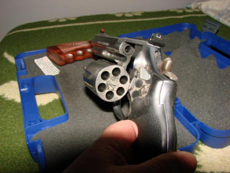 Se vende por motivos de Salud:
  REVOLVER SMITH & WESSON 686 DE 4" DE CAÑON Y CALIBRE 357 MAGNUM 01
