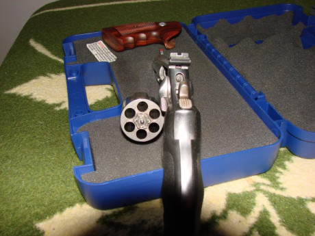 Se vende por motivos de Salud:
  REVOLVER SMITH & WESSON 686 DE 4" DE CAÑON Y CALIBRE 357 MAGNUM 00