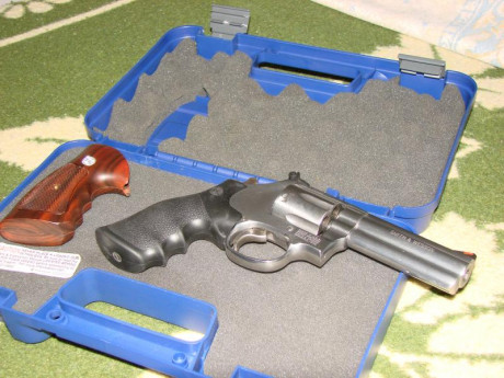 Se vende por motivos de Salud:
  REVOLVER SMITH & WESSON 686 DE 4" DE CAÑON Y CALIBRE 357 MAGNUM 10