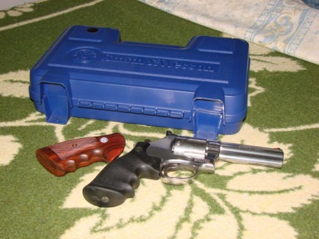 Se vende por motivos de Salud:
  REVOLVER SMITH & WESSON 686 DE 4" DE CAÑON Y CALIBRE 357 MAGNUM 21