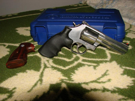 Se vende por motivos de Salud:
  REVOLVER SMITH & WESSON 686 DE 4" DE CAÑON Y CALIBRE 357 MAGNUM 20