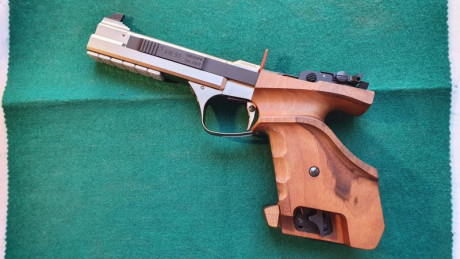Hola vendo el arma indicada en la cabecera con su maletin original esta impoluta solo se dispararon 160 01