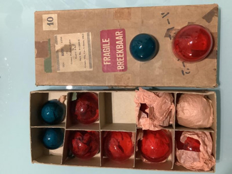Se vende lote de tulipas de vidrio de luces de señalización de avión años 70 ,hay rojas y azules ,precio 01