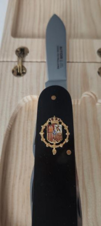Aitor Gran Patrullero en micarta con escudo de la Casa Real y con caja de madera. La navaja esta hecha 02