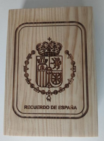 Aitor Gran Patrullero en micarta con escudo de la Casa Real y con caja de madera. La navaja esta hecha 01
