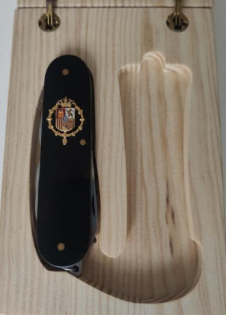 Aitor Gran Patrullero en micarta con escudo de la Casa Real y con caja de madera. La navaja esta hecha 00