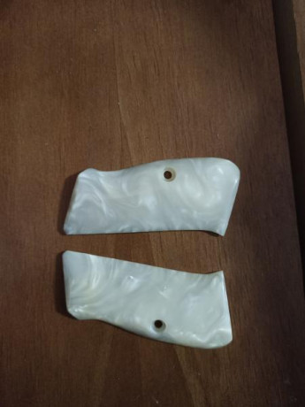 Pongo a la venta esta empuñadura para CZ 75, colocada queda muy bonita, esta nueva.

Precio 50 euros. 01