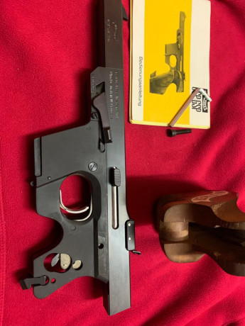 buenas compañeros pongo en venta una pistola del 22 walther GSP  con cacha de zurdo en muy buen estado 31