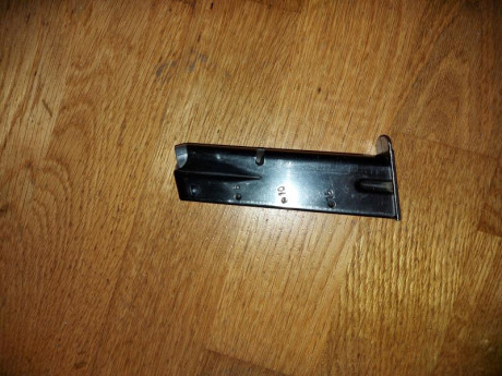 Buenas a todos

Vaciando cajones por casa he encontrado dos cargadores que no se a que arma pertenecen. 01