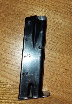 Buenas a todos

Vaciando cajones por casa he encontrado dos cargadores que no se a que arma pertenecen. 11