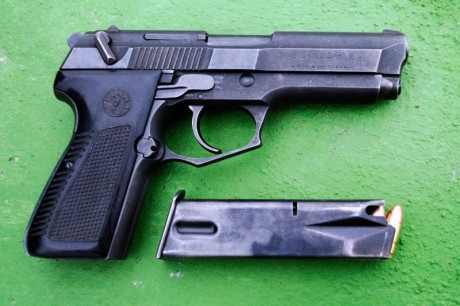 Buenas a todos

Vaciando cajones por casa he encontrado dos cargadores que no se a que arma pertenecen. 10
