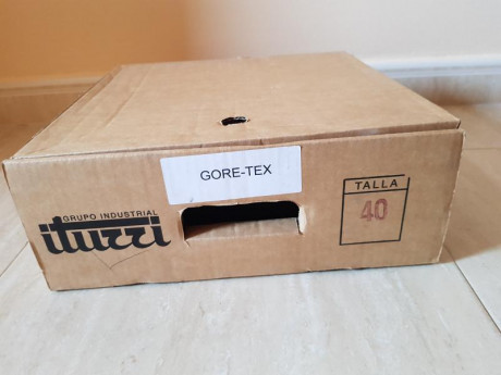 Botas ejercito con GORE TEX. Prácticamente nuevas. Tienen poquísimo uso. Número 40. 

 60 euros 

El envío 02