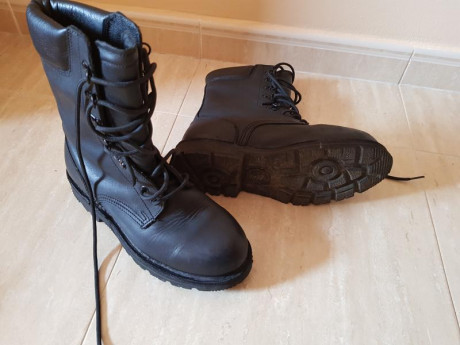 Botas ejercito con GORE TEX. Prácticamente nuevas. Tienen poquísimo uso. Número 40. 

 60 euros 

El envío 01