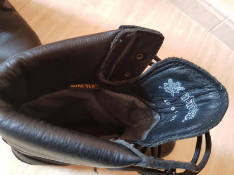 Botas ejercito con GORE TEX. Prácticamente nuevas. Tienen poquísimo uso. Número 40. 

 60 euros 

El envío 00