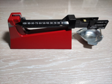 Buenas tardes 
Se vende bascula Lee sin estrenar 35€ más gastos de envío ,si es en Madrid se puede entregar 00