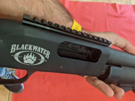 Hola,

En venta escopeta sin apenas uso Mossberg 590 Blackwater calibre 12. 

Lo único a mencionar que 01