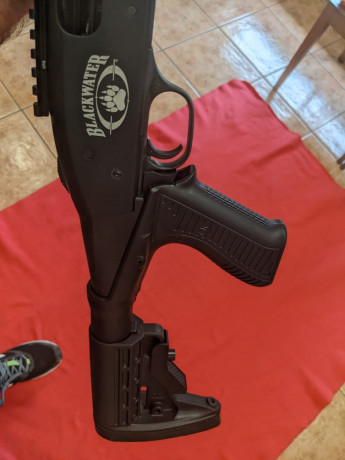 Hola,

En venta escopeta sin apenas uso Mossberg 590 Blackwater calibre 12. 

Lo único a mencionar que 00