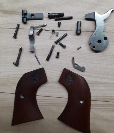 Vendo repuestos para Ruger Old Army.

150 € más portes 00