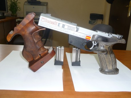 Un amigo vende su Benelli MP95 E con dos empuñaduras una anatomica y otra semianatomica ambidiestra y 02