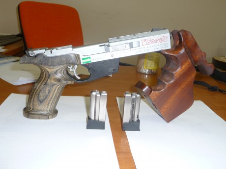 Un amigo vende su Benelli MP95 E con dos empuñaduras una anatomica y otra semianatomica ambidiestra y 01