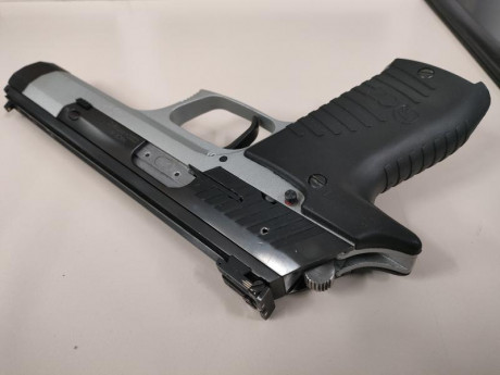 Buenos días, una compañera me ha dicho que le ponga en venta una pistola CZ 122 calibre 22LR. La compró 10