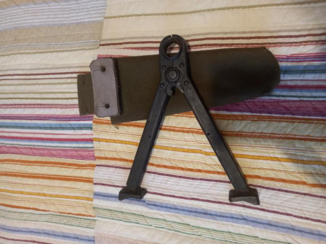 Vendo bípode para CETME o FR8 con funda en perfecto estado 30€con portes incluidos dentro de la península

 01