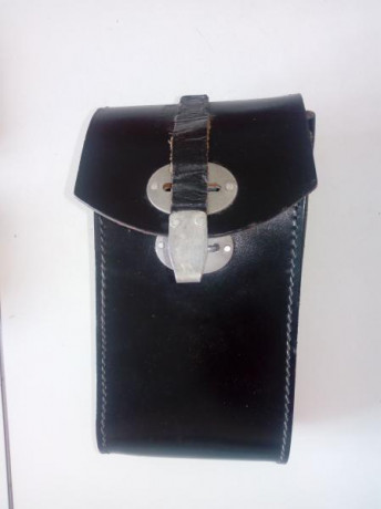 Vendo útiles de limpieza  con estuche metálico y estuche de cuero para repuestos de ametralladora MG 42por 00